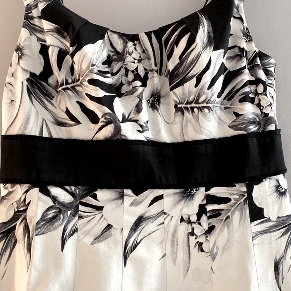 White House Black Market black and white floral dress. Pleated style. Size 8
Ch - Picture 5 of 13